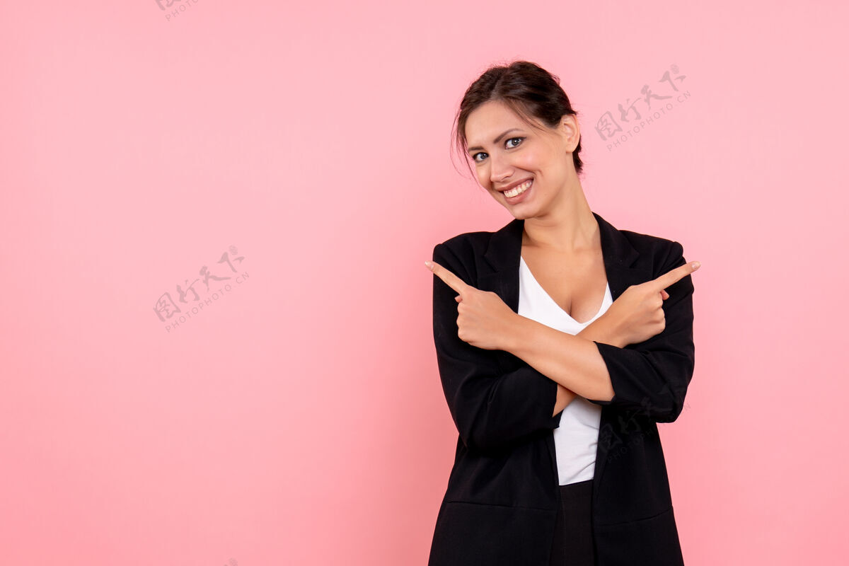 女士正面图：年轻漂亮的女性 穿着粉色背景的深色夹克观点西装秘书