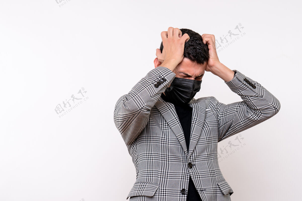 手持正面图：戴着黑色面具的年轻人举着头站在白色孤立的背景上肖像站立正面