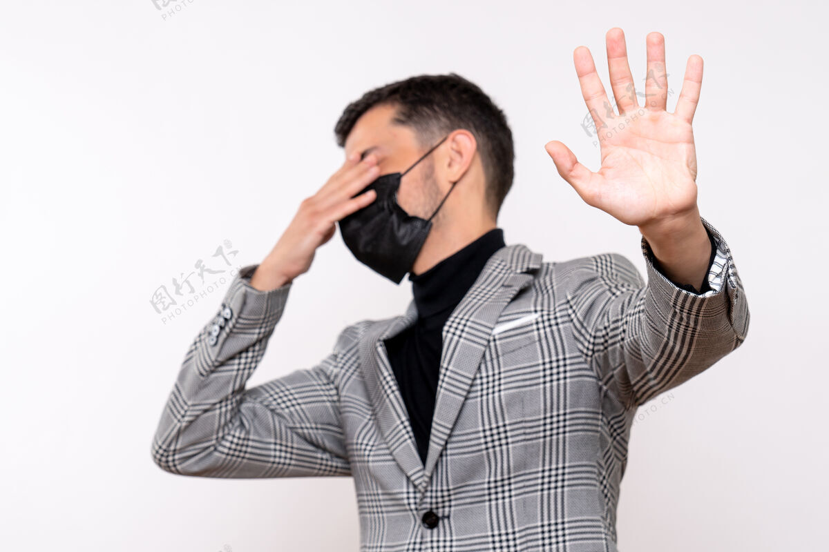 公司正面图：戴着黑色面具的年轻人站在白色的孤立背景上男人站面具