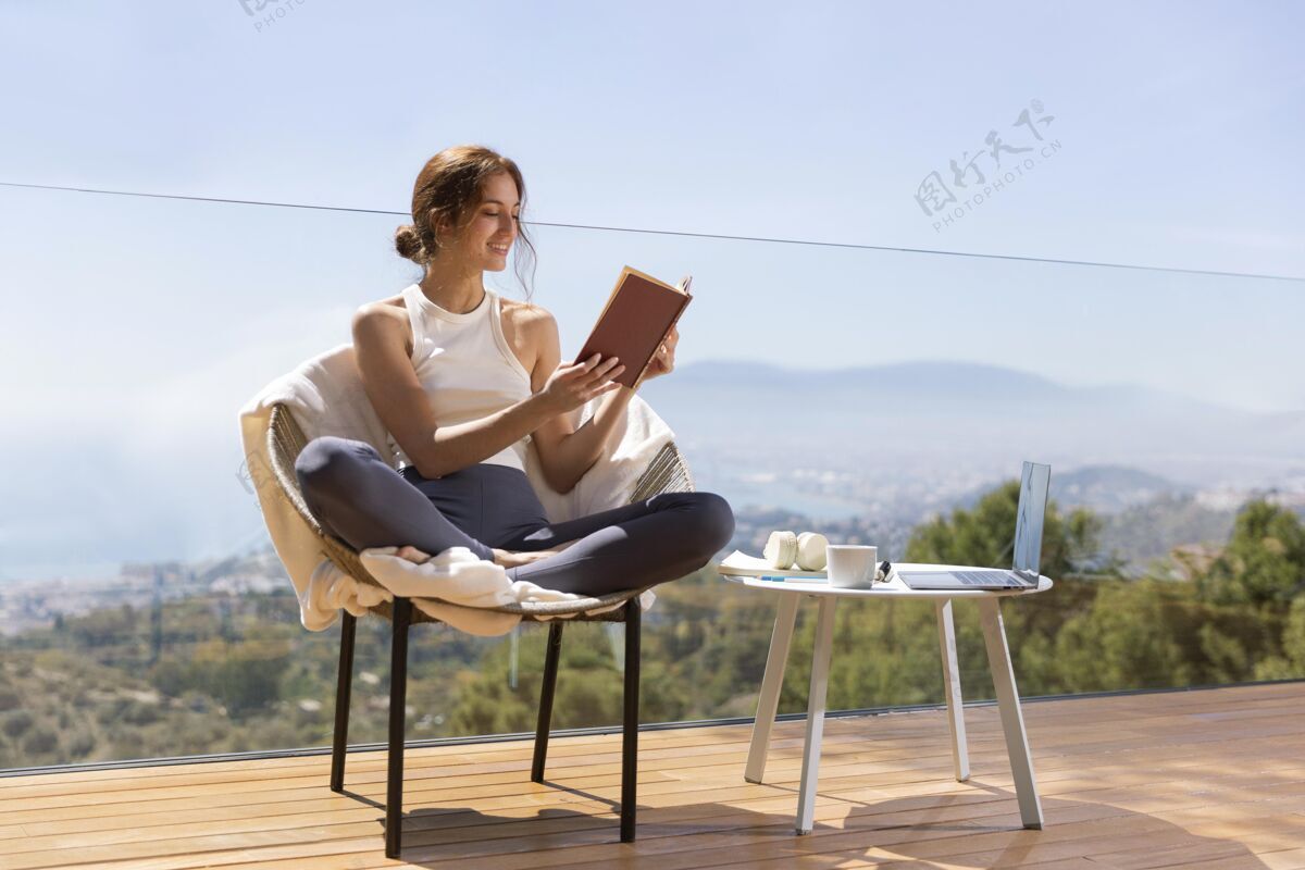 肖像女人在家看书椅子女人休闲