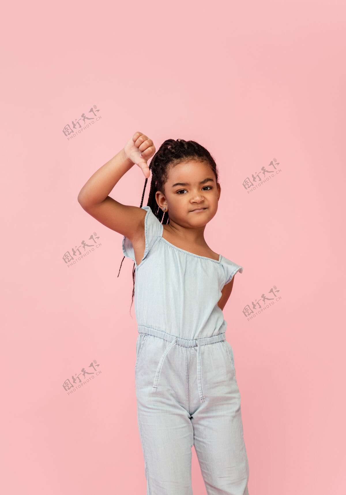 面部快乐的长发黑发小女孩隔离在粉红色的背景与复制空间团体动作欢乐