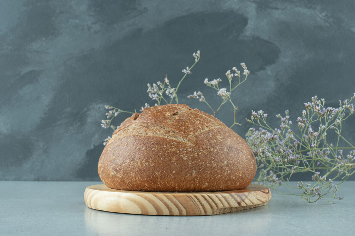 自制黑麦面包卷放在木板上 上面有植物面包卷食品有机