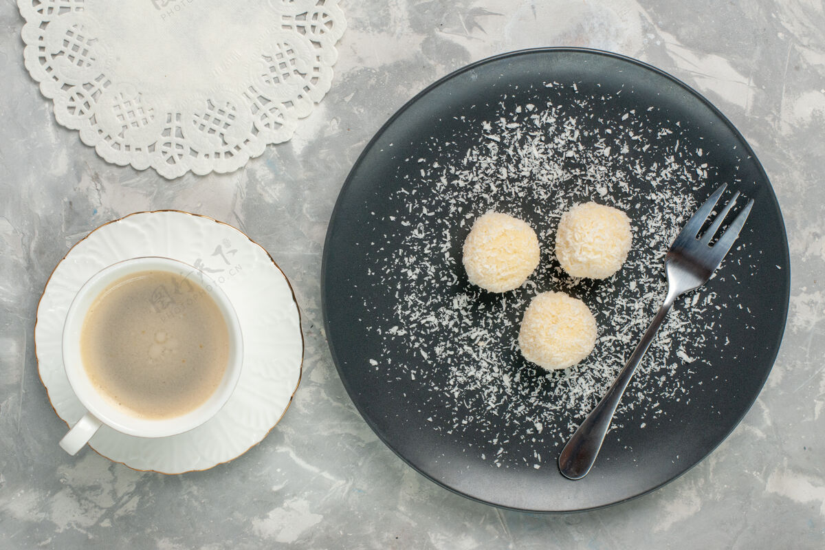 可口俯瞰美味的椰子糖和咖啡在白色的表面含糖食物饼干