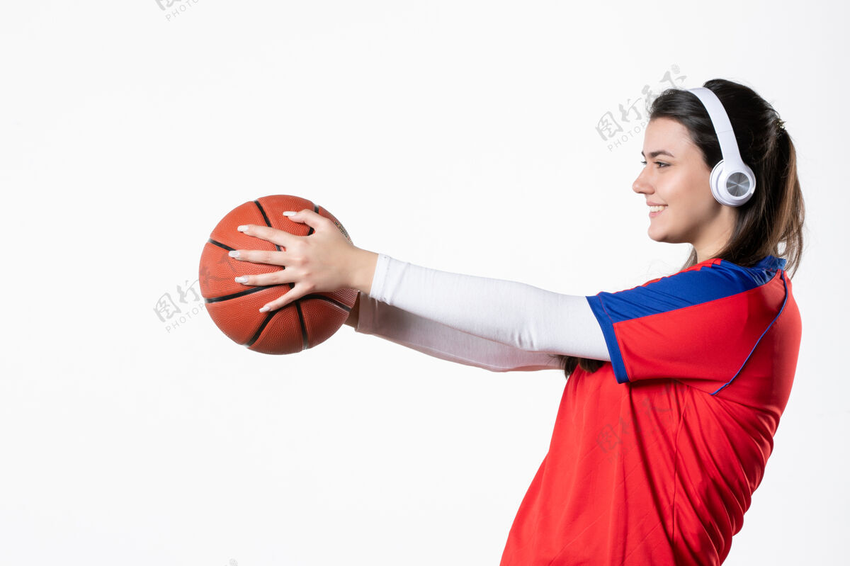 成人正面图：穿着运动服的年轻女子打篮球青年女女