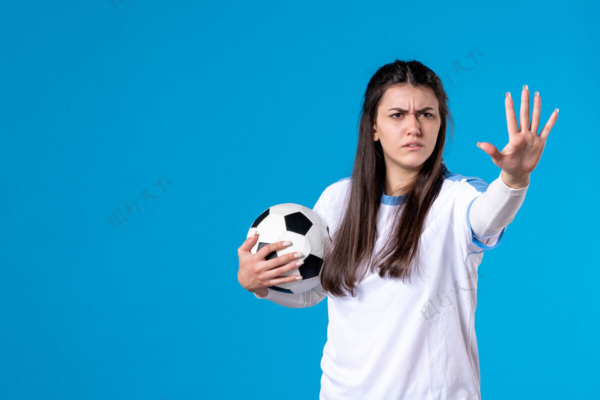 球前视图强调年轻女子与足球视图足球前面
