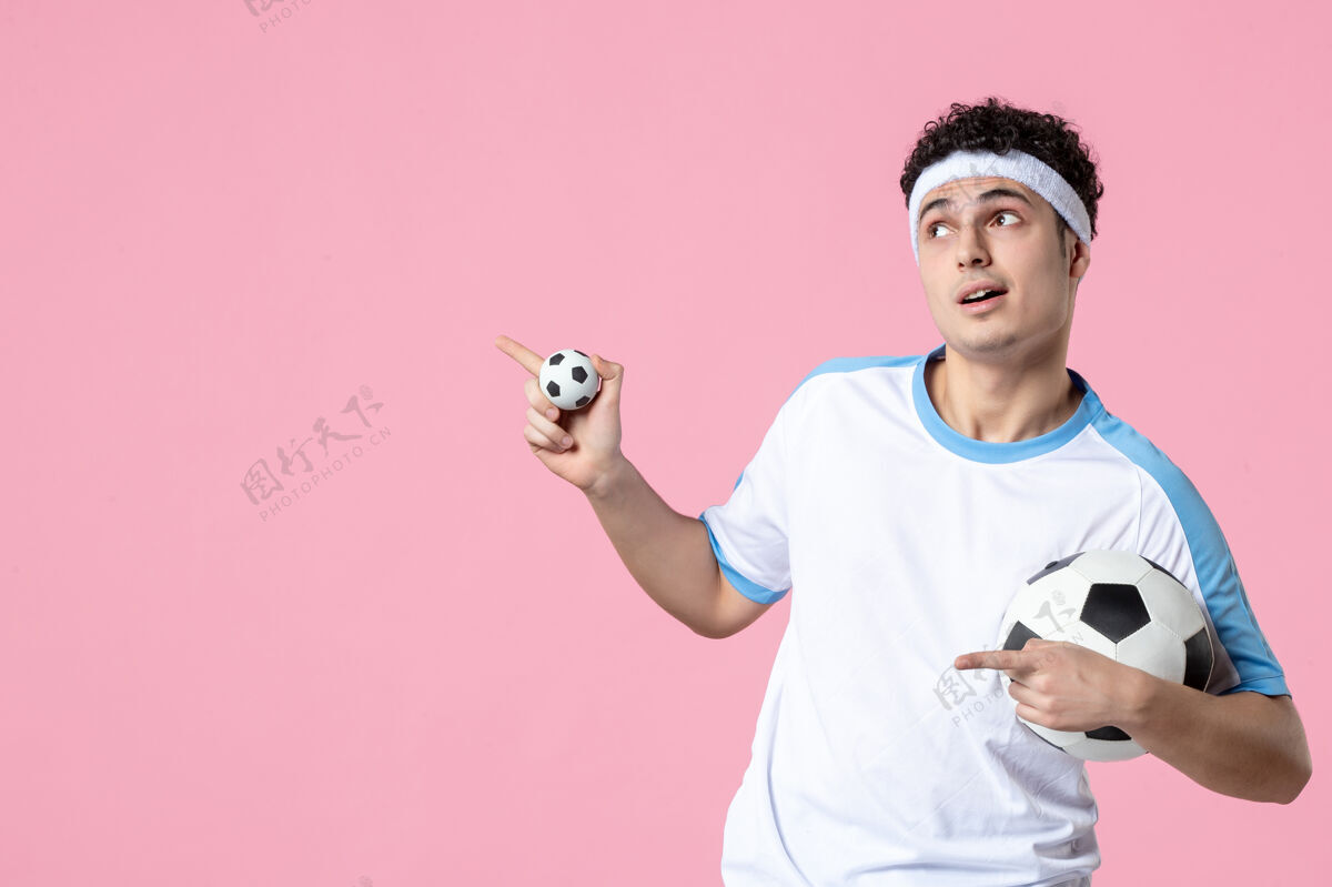 足球运动员前视图穿着运动服的足球运动员拿着球快乐人视图