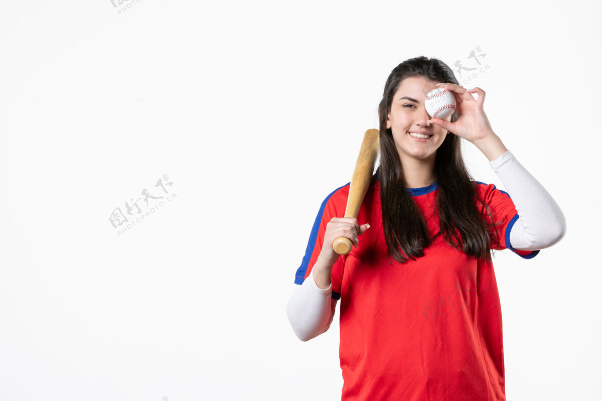 白人前视图：带球棒和球的女棒球运动员观点球快乐