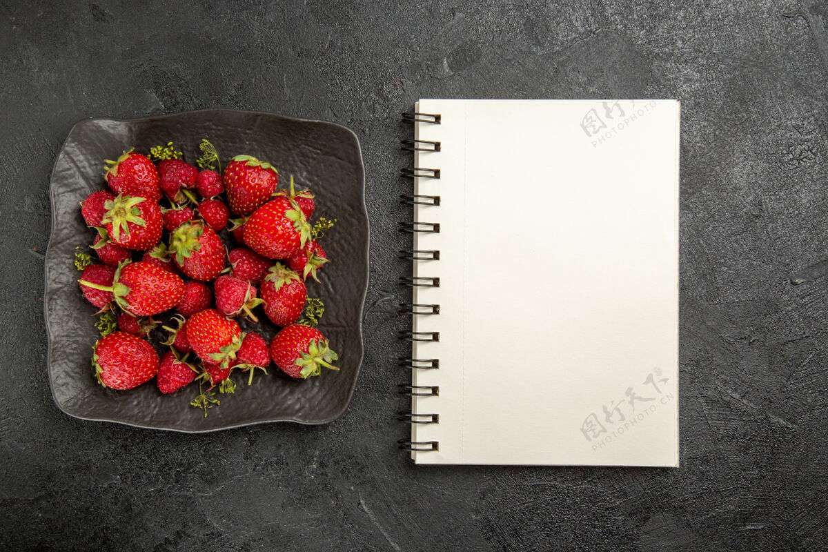 健康顶视图新鲜的红色草莓在盘子里放在一个深色的水果浆果桌上美味多汁草莓