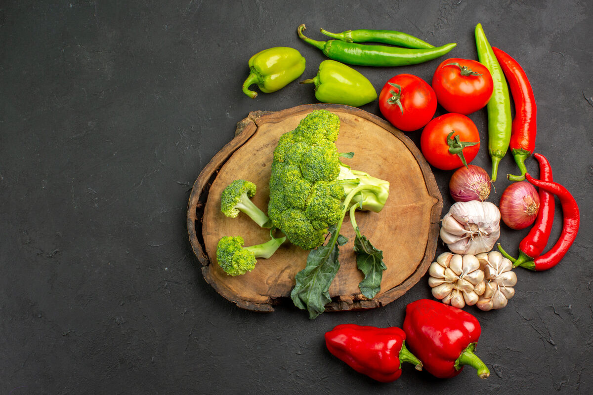 素食顶视图新鲜的绿色西兰花和新鲜蔬菜放在深色的桌子上沙拉成熟健康西兰花沙拉深色