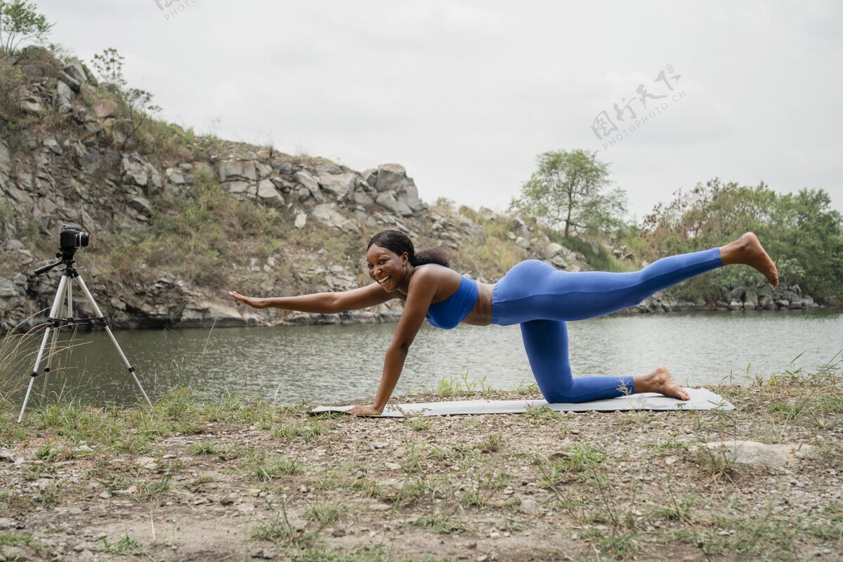 运动教学生瑜伽姿势的女人生活方式身体平衡老师