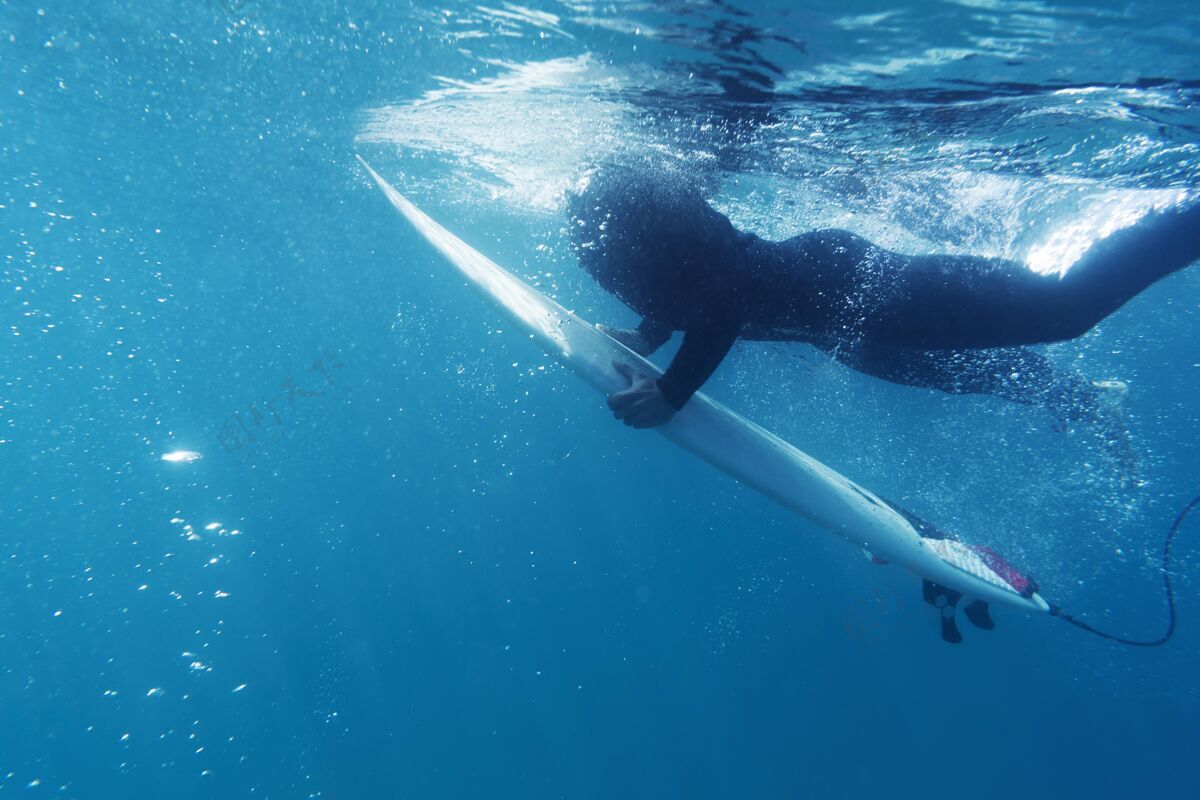 极限水下冲浪板的特写镜头男人乐趣海洋
