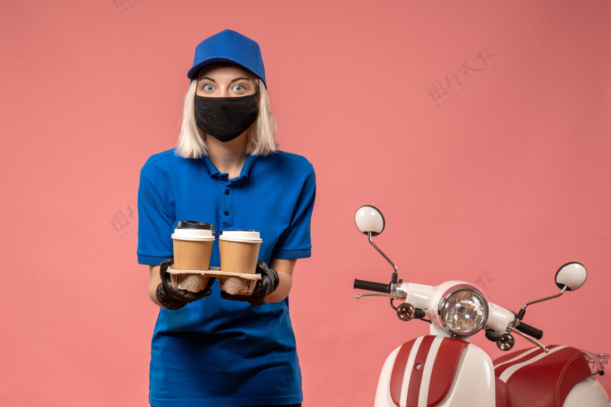 病毒正面图女信使拿着咖啡杯在粉红色咖啡防护工人
