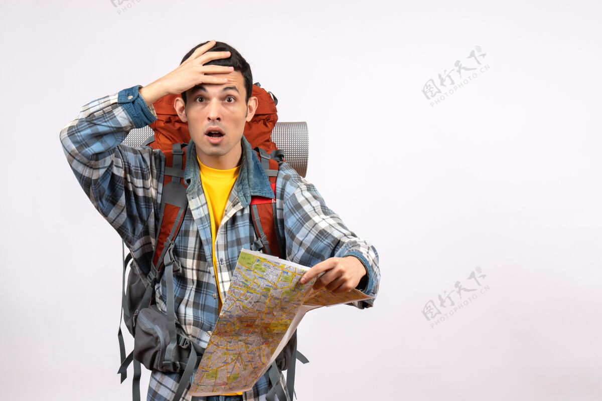 地图正面图惊讶的年轻旅行者背着背包拿着地图漂亮头发猎人