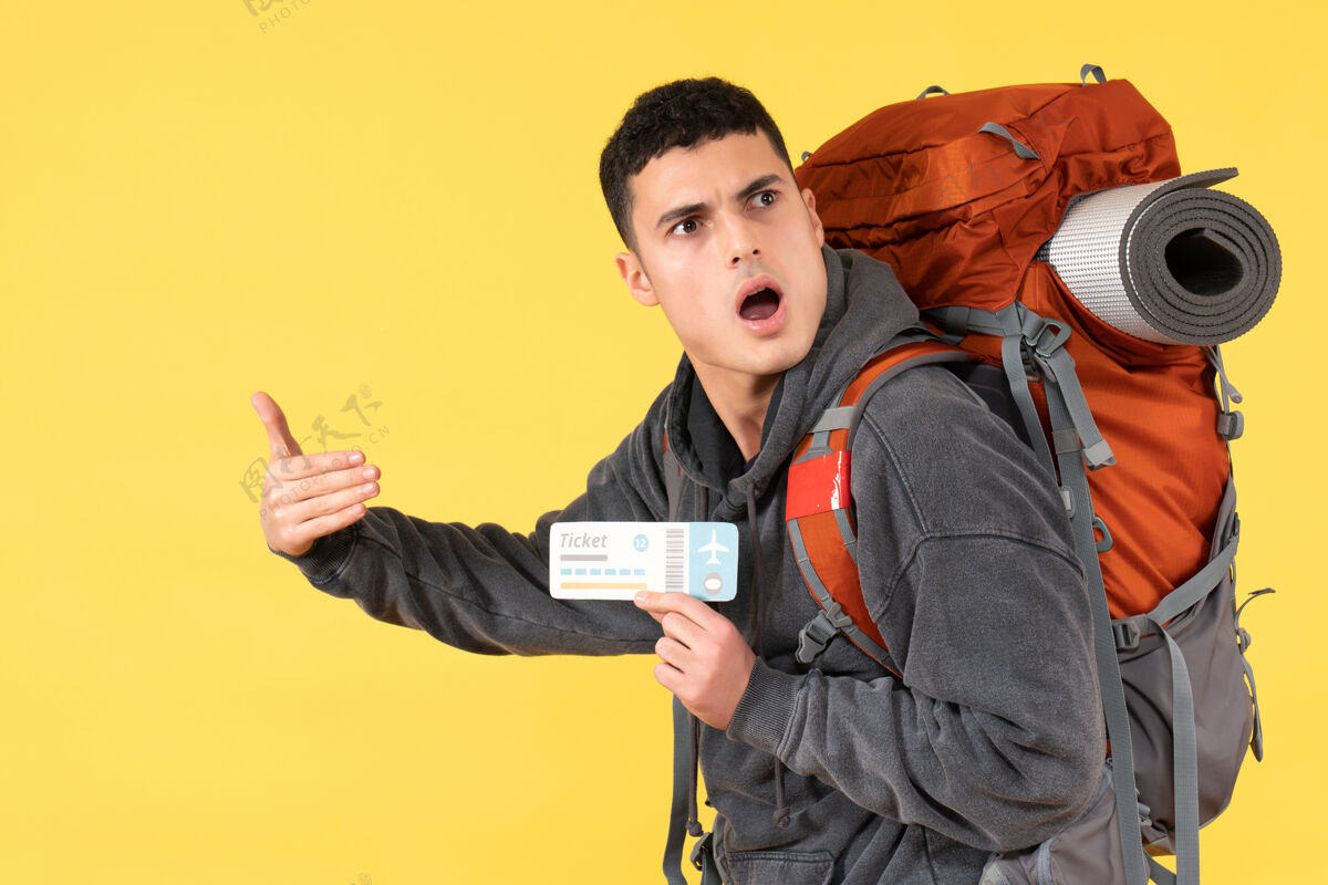 人前视图困惑旅客男子背着背包拿着机票一个西装肖像