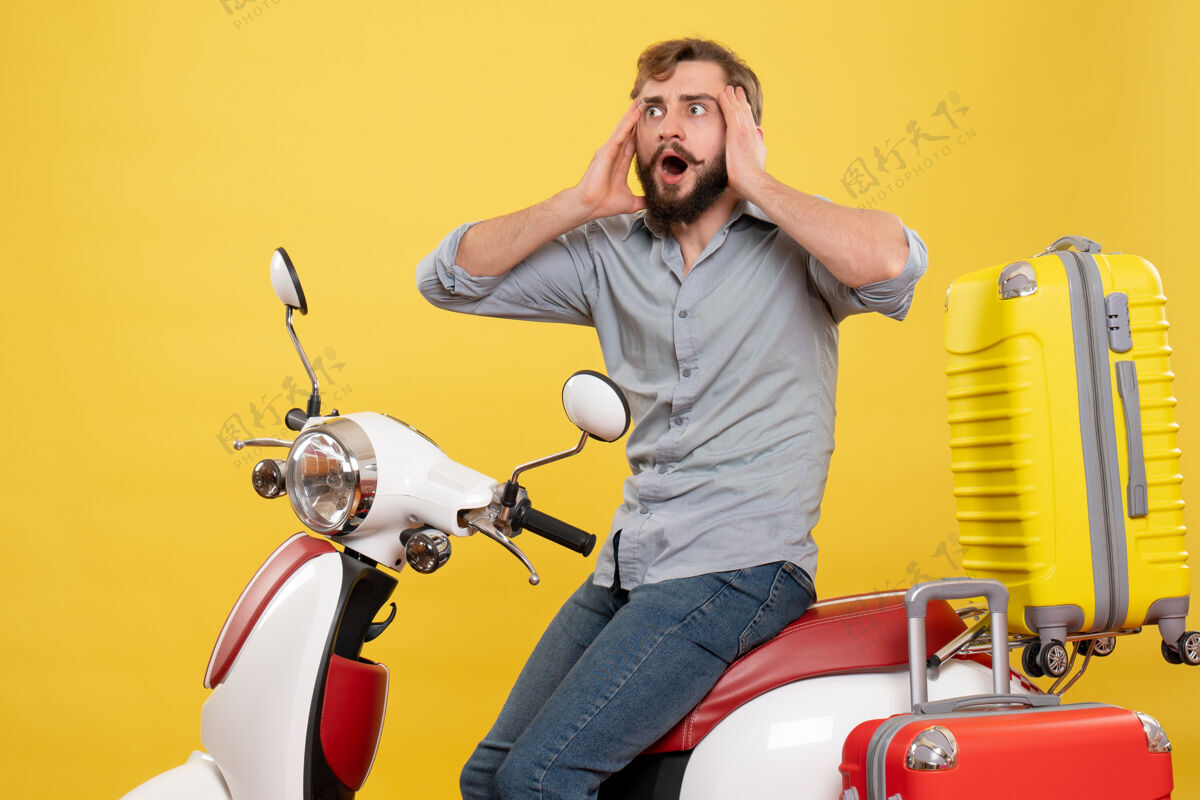 人旅游概念与年轻的情感胡须男子坐在摩托车在它的思想深刻的黄色思想深设备