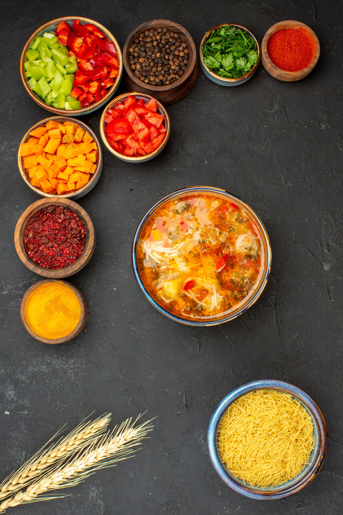 沙拉顶视图不同调味料的辣椒片和灰色背景沙拉上的汤健康蔬菜辛辣一餐晚餐水果不同
