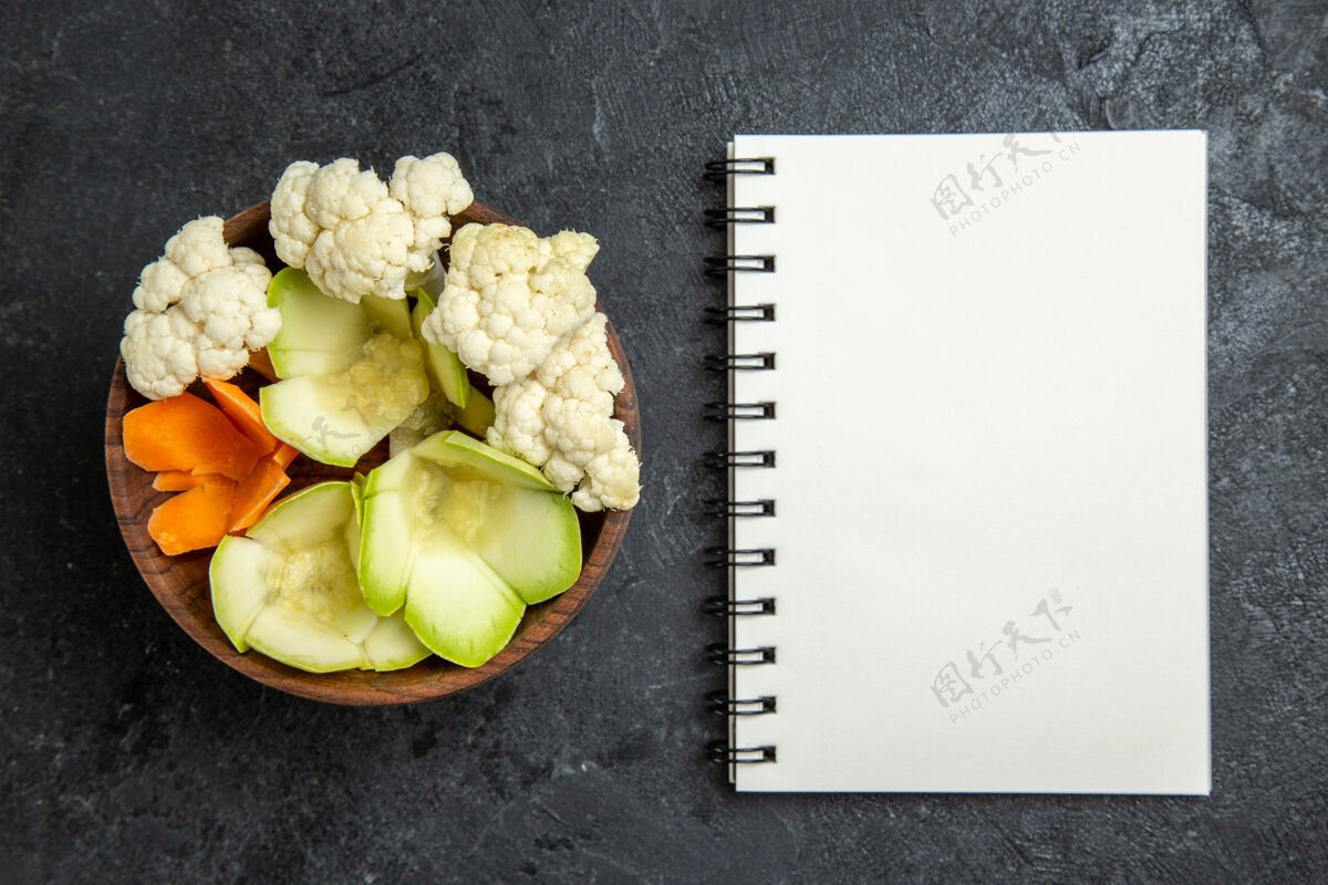 仪器顶视图切片设计沙拉与记事本上的灰色背景沙拉健康饮食蔬菜沙拉生的记事本