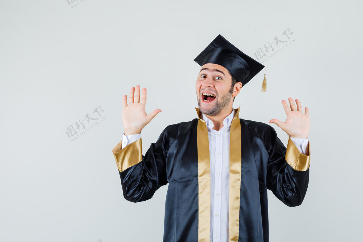 前面身穿毕业制服的年轻人露出手掌 看上去很高兴 正对着前方男人男人帅哥
