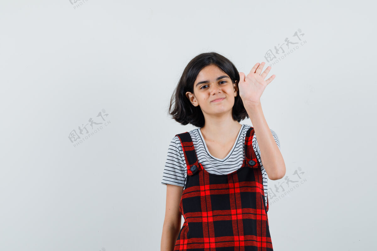 正面穿t恤 连身衣 正面照的未成年女孩挥手致意学校表情欢呼