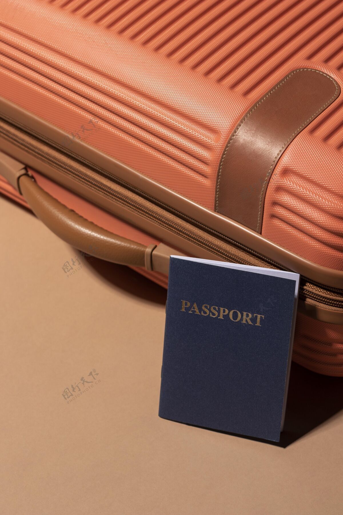 行李带护照旅行时准备好的行李护照行李旅行