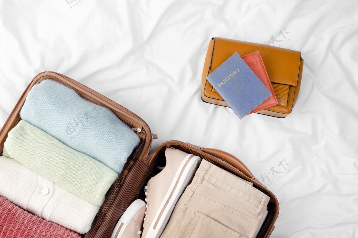 平面图打开的行李和折叠的衣服和护照行李护照旅游
