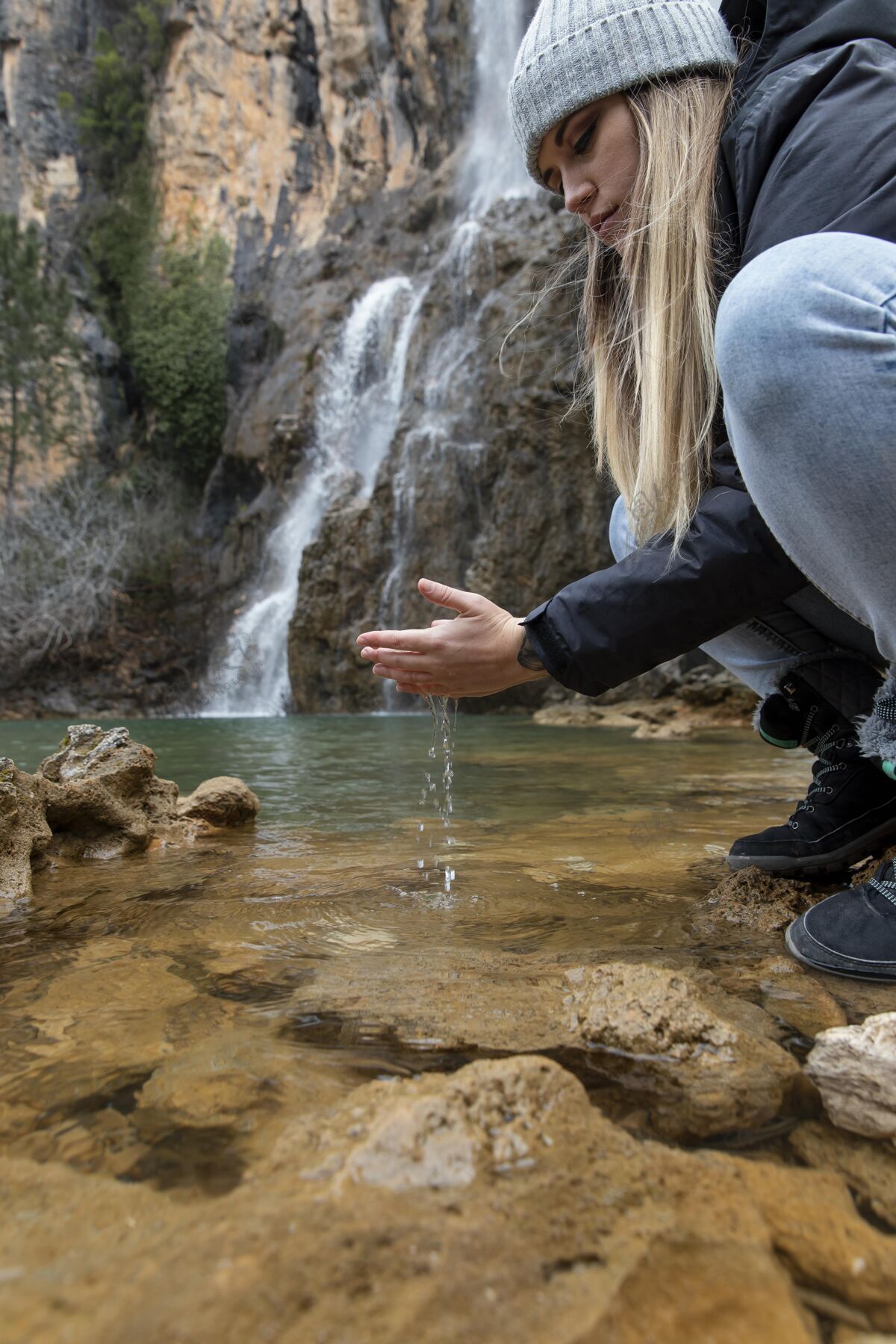 山在河边洗手的女人冒险年轻瀑布