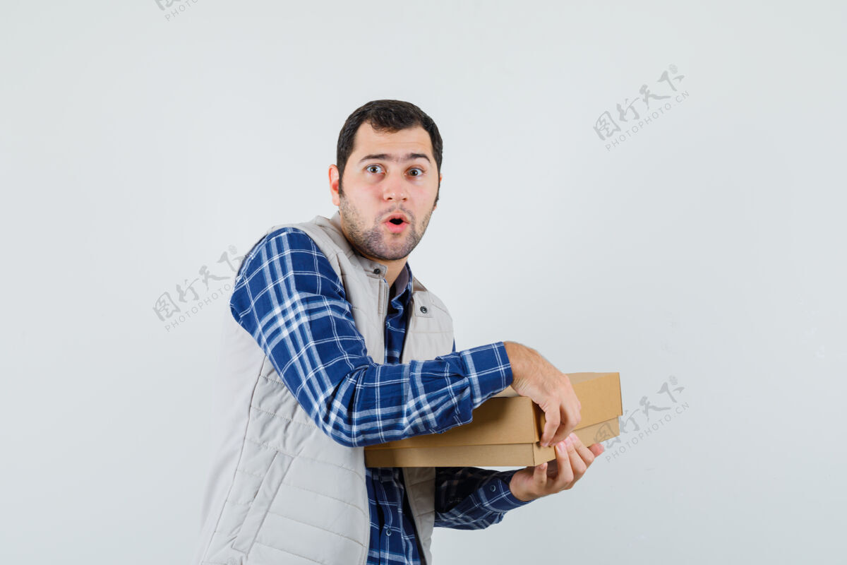 衬衫年轻的男性打开盒子 穿着衬衫 夹克 看起来很兴奋前视图开放肖像夹克