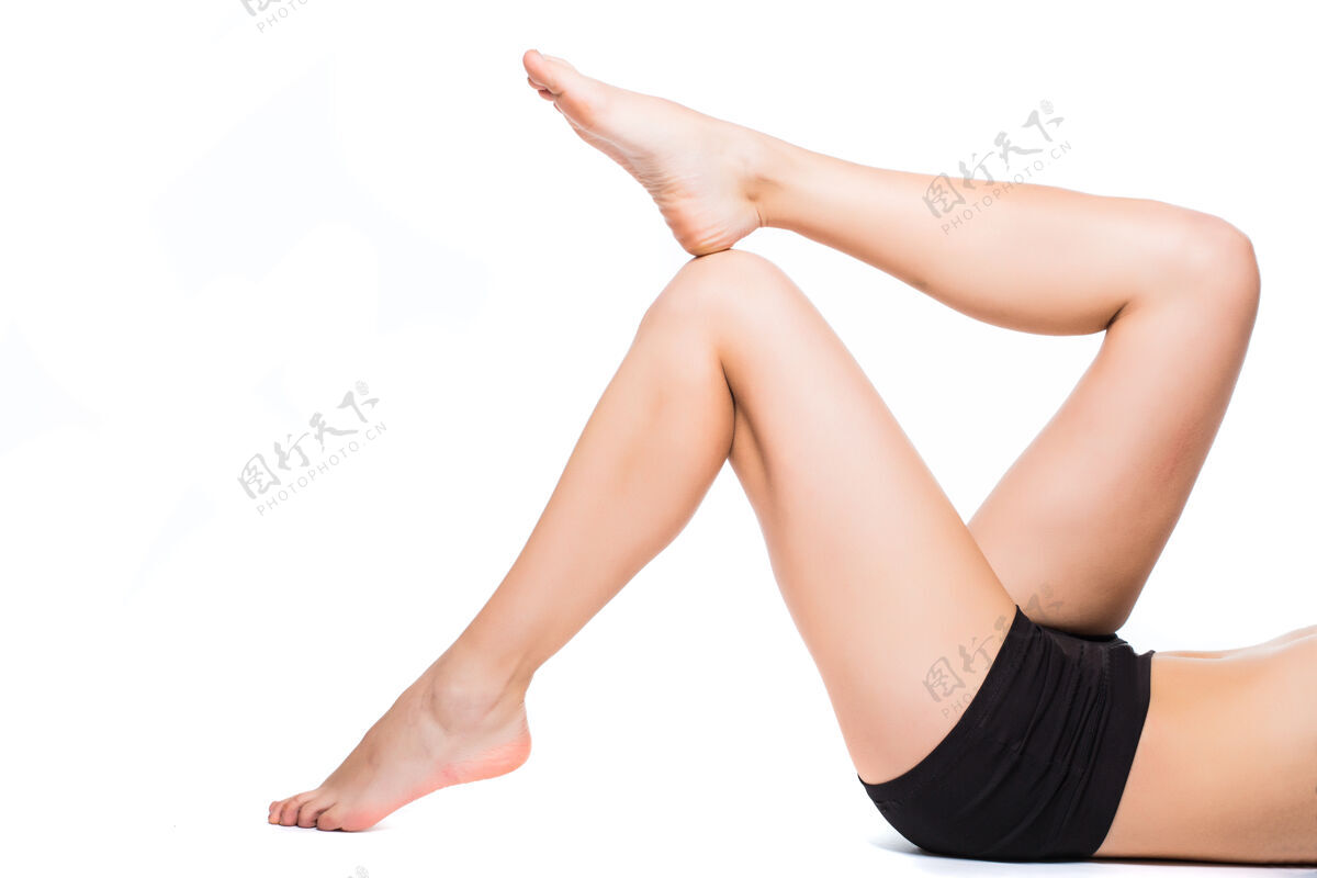 年轻完美的女性腿 隔离在白色背景上女孩模特护理