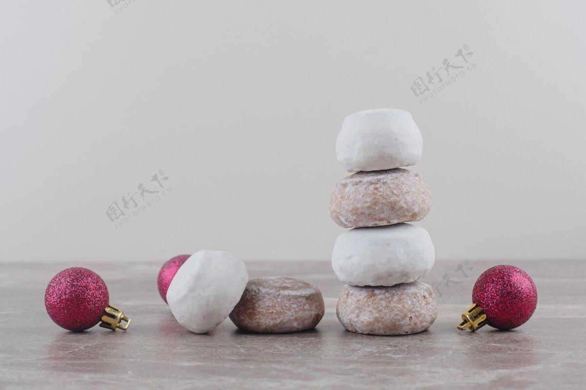 小吃一堆饼干和圣诞饰品捆在大理石上糕点甜点曲奇