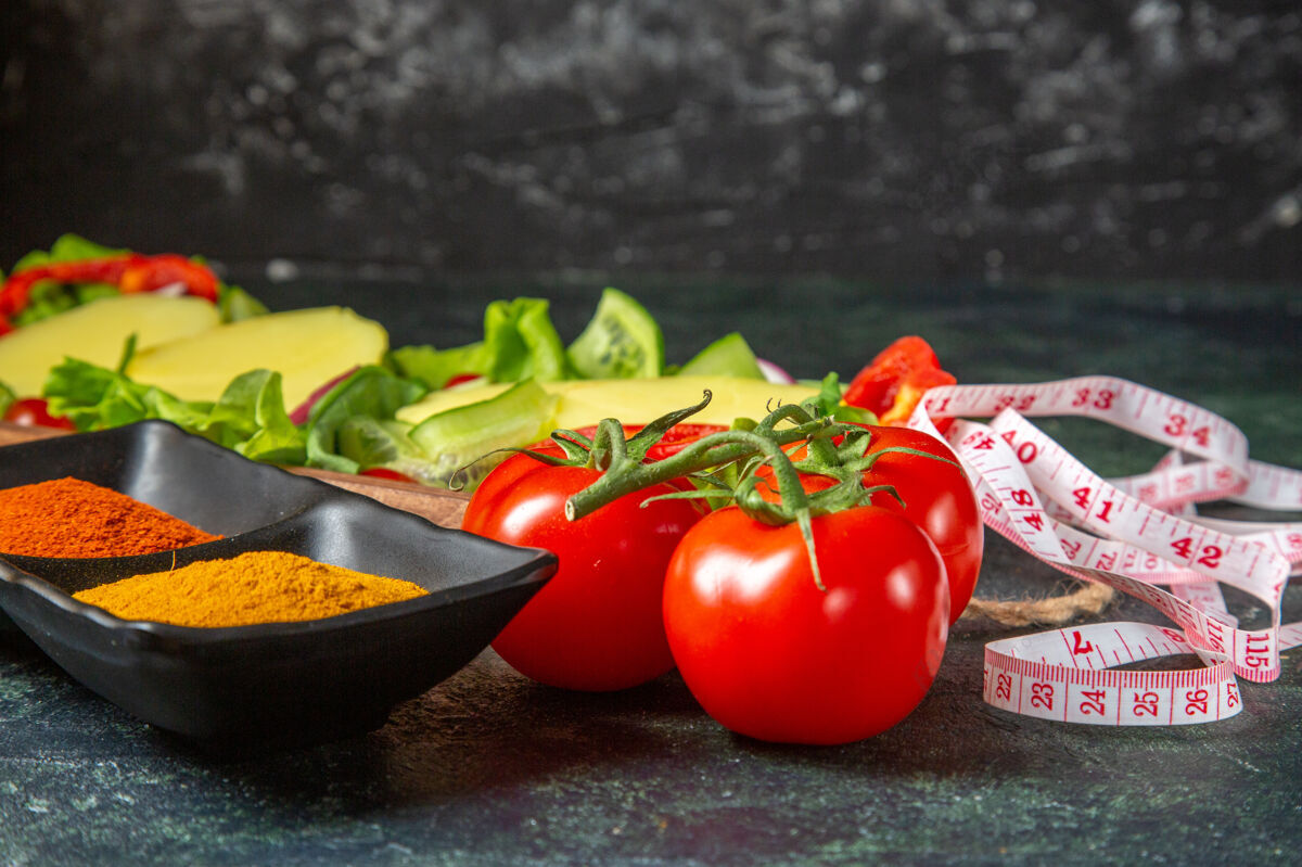 素食全切新鲜蔬菜和米香料的顶视图上混合颜色表面与自由空间观点西红柿香料
