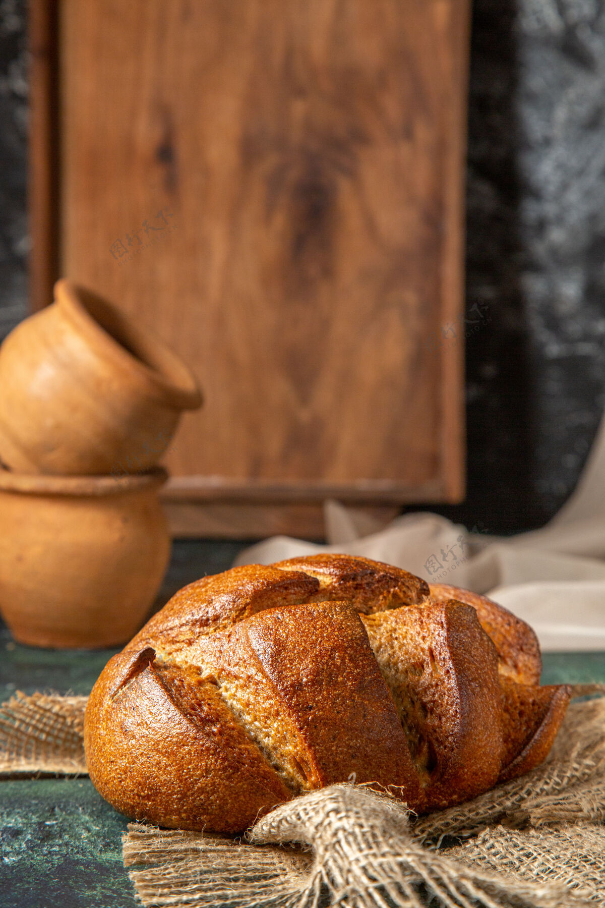 视图全黑面包正面图 棕色毛巾陶器 深色表面面包面包陶器