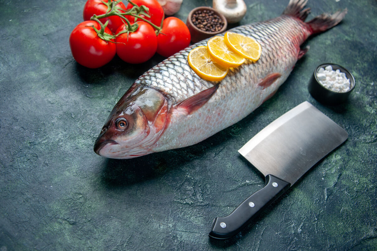 鱼前视新鲜生鱼片和西红柿深蓝色鲨鱼海鲜餐海洋横向食品动物肉水晚餐海鲜晚餐渔具