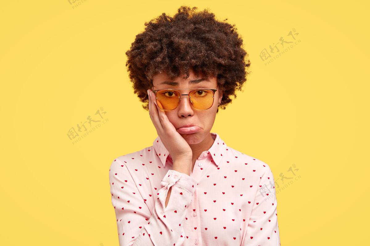 卷发头发卷曲 戴着时髦眼镜的年轻黑发女人悲伤非洲裔人