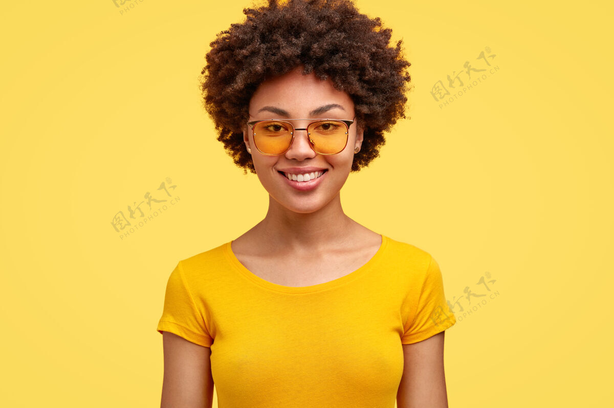 快乐头发卷曲 戴着时髦眼镜的年轻黑发女人女人肖像黑发