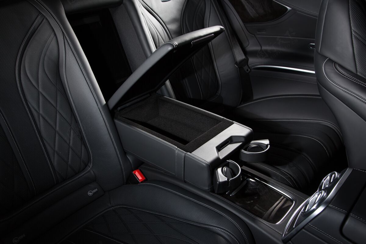 内饰高角度拍摄一辆车的黑色现代内饰-完美的显示器驾驶内部