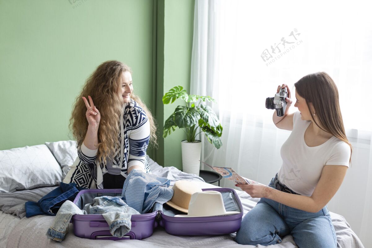 行李中镜头女人在室内拍照度假行李中镜头