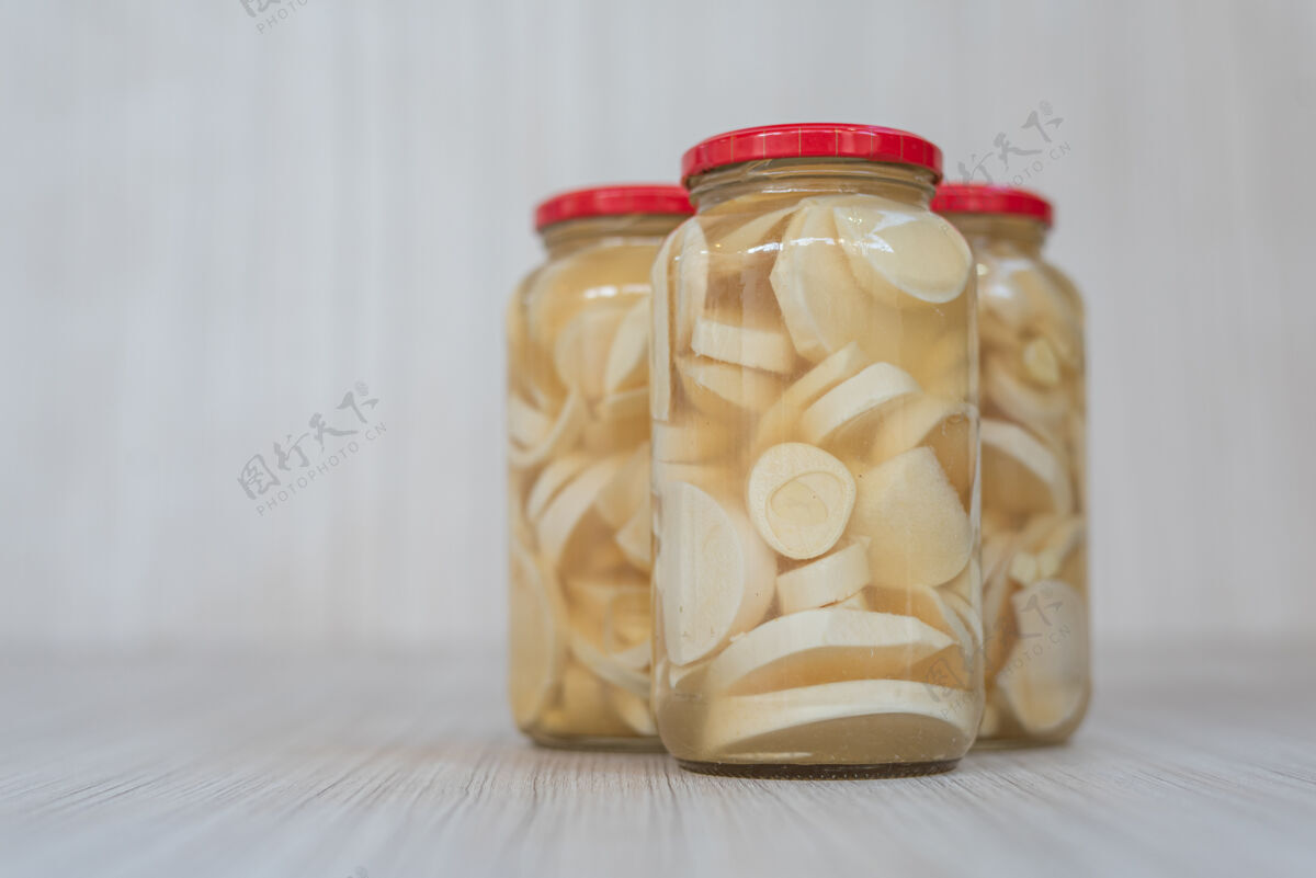 配料在白色木质表面的罐子里保存瓜里罗巴剁碎健康自制