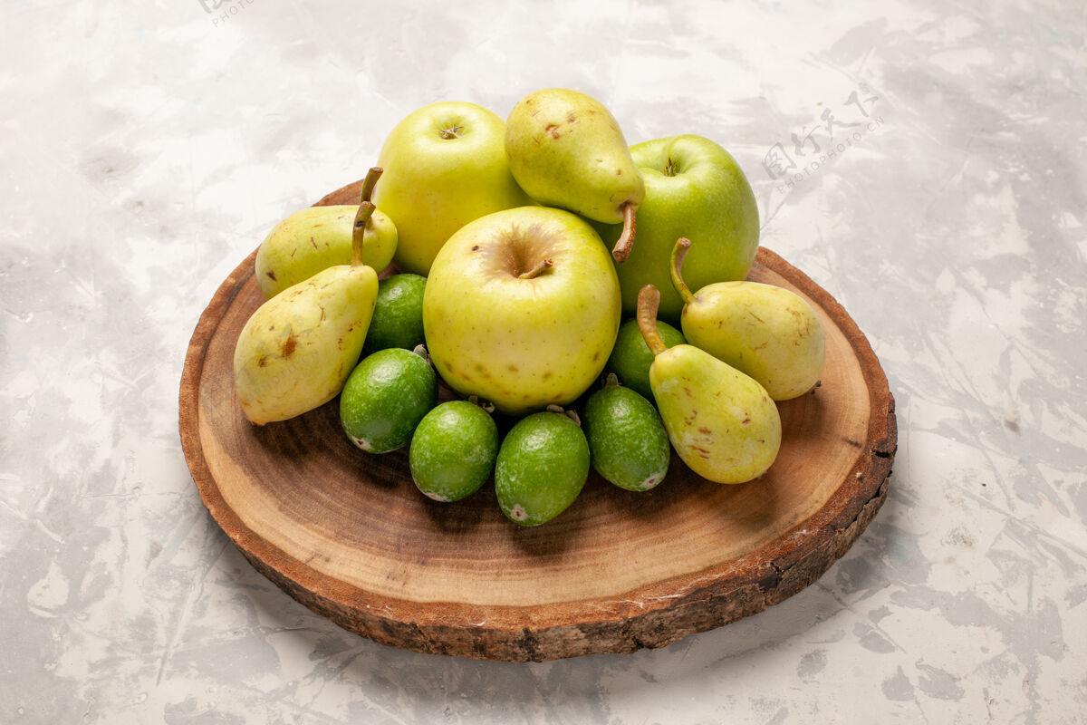 水果前视图新鲜水果苹果飞珠和梨在白色空间新鲜健康柑橘