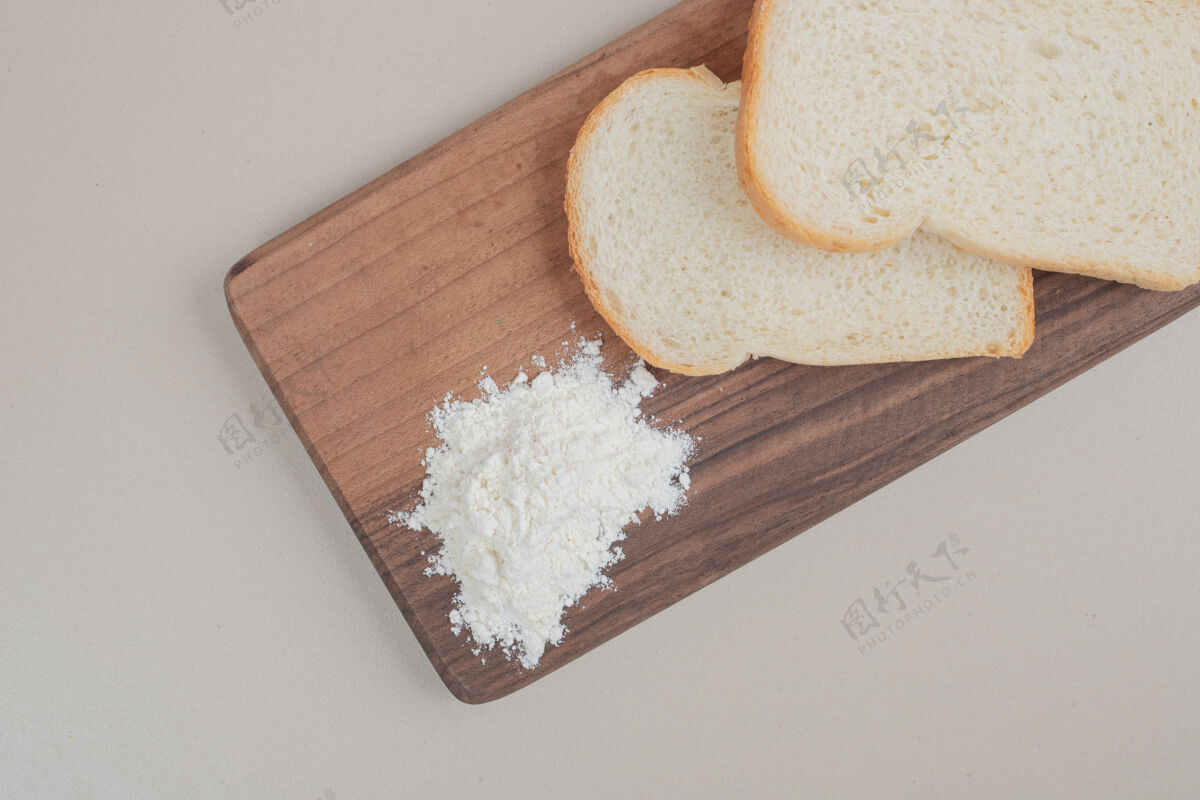 糕点把白面面包片放在木板上面包硬皮烘焙