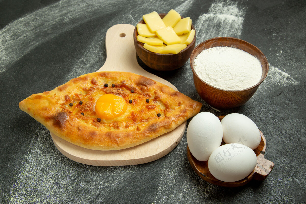 晚餐前视图烤鸡蛋面包美味面团面包在黑暗的桌子上营养品食物美味