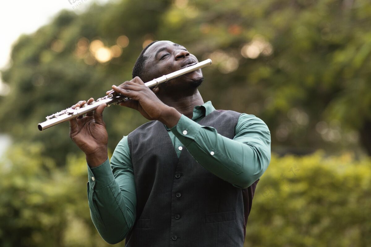 乐器在国际爵士日演奏乐器的非裔美国人爵士乐乐器音乐家