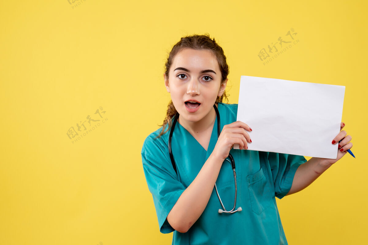 人正面图女医生穿着医用衬衫拿着纸和听诊器 病毒大流行健康covid-19制服感慨成人纸黄色