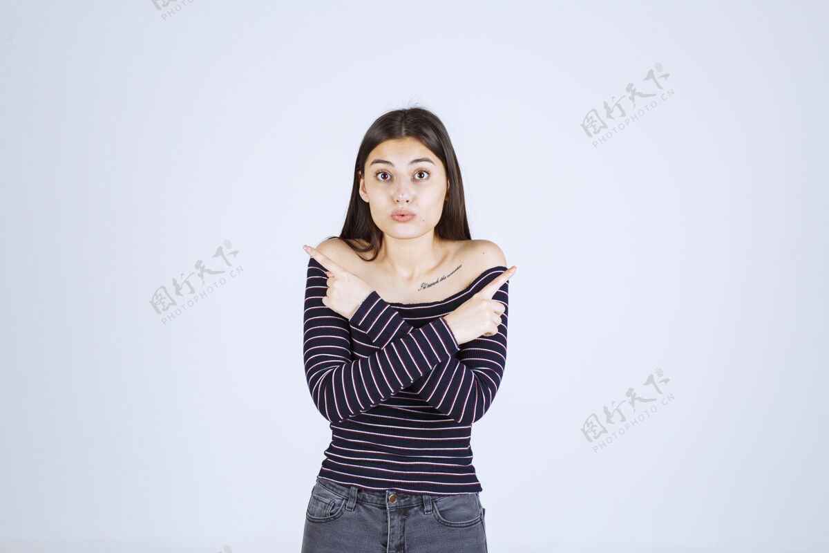 表演穿条纹衬衫的女孩指着脸 流露出感情市场营销成人广告