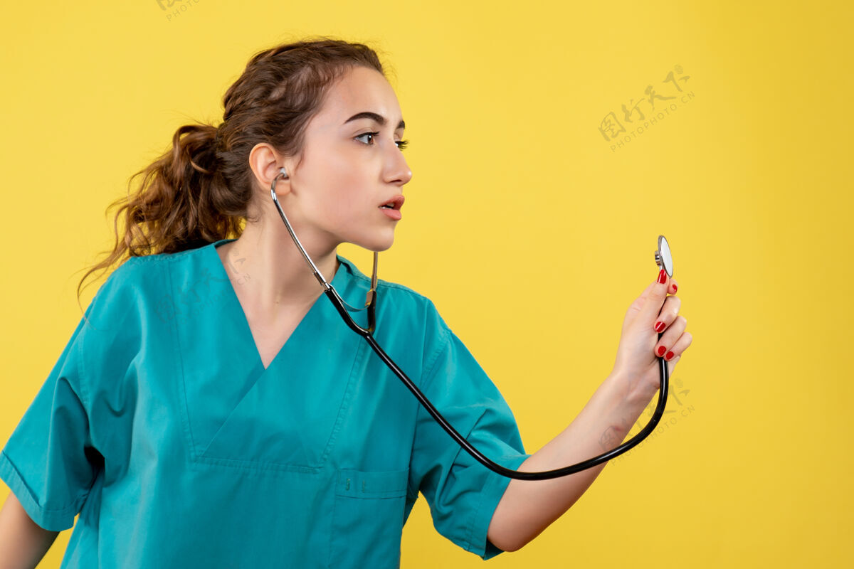 颜色正面图女医生穿着医用衬衫 病毒色情感covid-19健康女人人医生