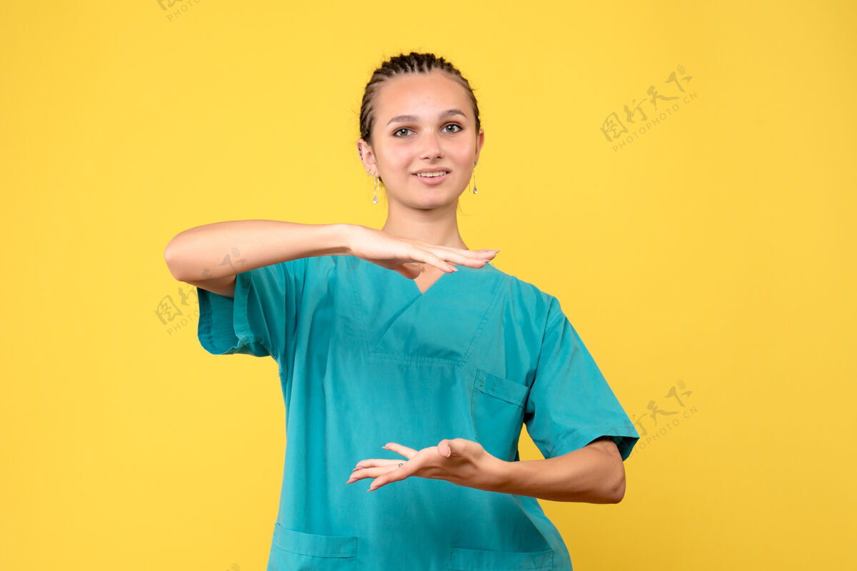 黄色正面图身着医疗衬衫的女医生 护士科维德-19健康病毒色彩情感医院漂亮健康医疗