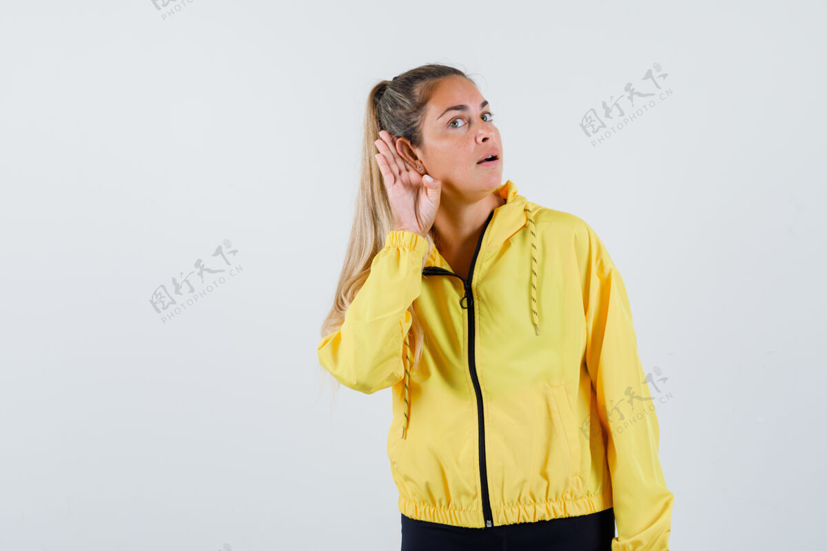 乐趣穿着黄色雨衣的年轻女子听着 神情凝神头发光成人
