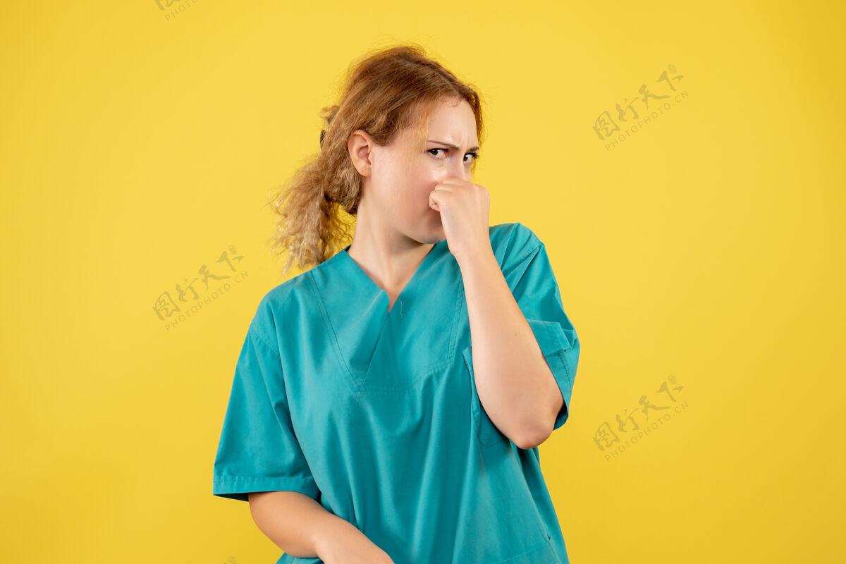 美女前视图穿着医疗衬衫的女医生 健康医生 彩色医院护士健康人护士