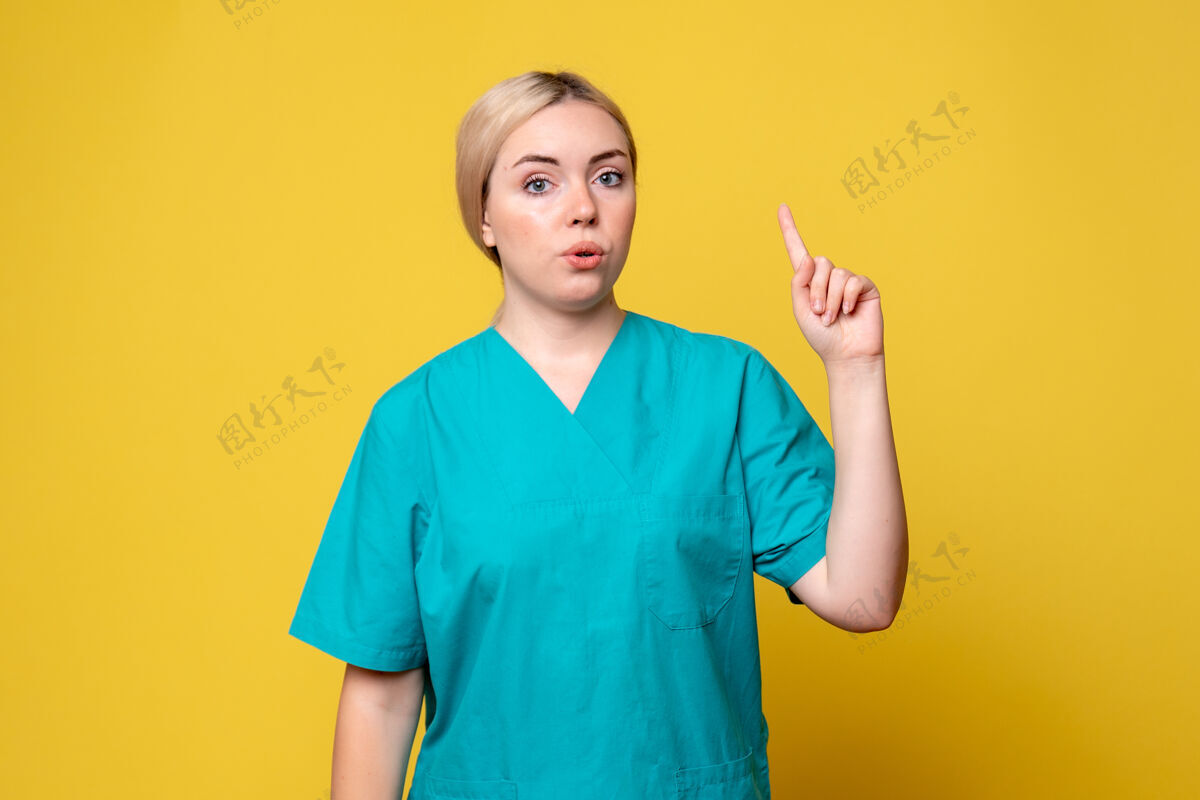 人前视图穿着医疗衬衫的女医生 医疗情感covid-19护士大流行护士女性女医生