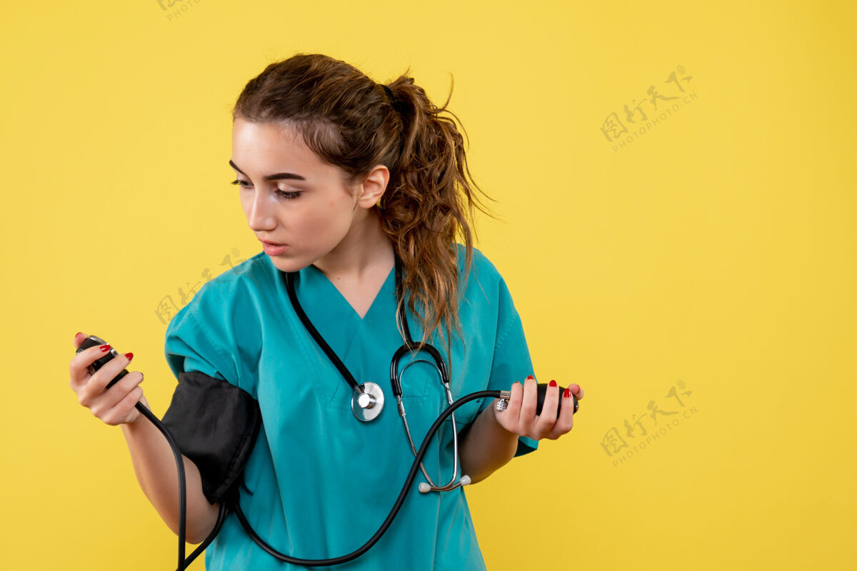女人前视图穿着医用衬衫的女医生检查她对黄色办公桌病毒健康的压力情绪covid-19大流行制服情绪黄色医院