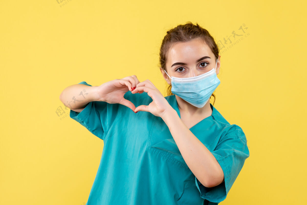 爱正面图女医生穿着医用衬衫 戴着无菌口罩 大流行性健康制服covid-19病毒心女医生面具